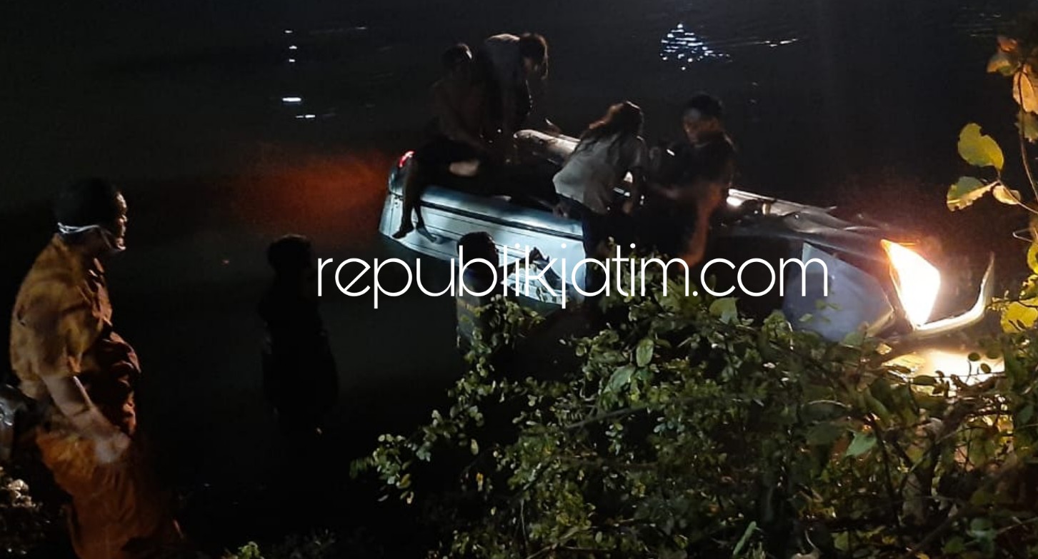 TERJEBUR - Mobil Daihatsu Xenia tercebur Sungai Mangetaan Kanal JL Raya Belongbendo 5 penumpang dievakuasi warga setempat, Sabtu (06/06/2020) malam.