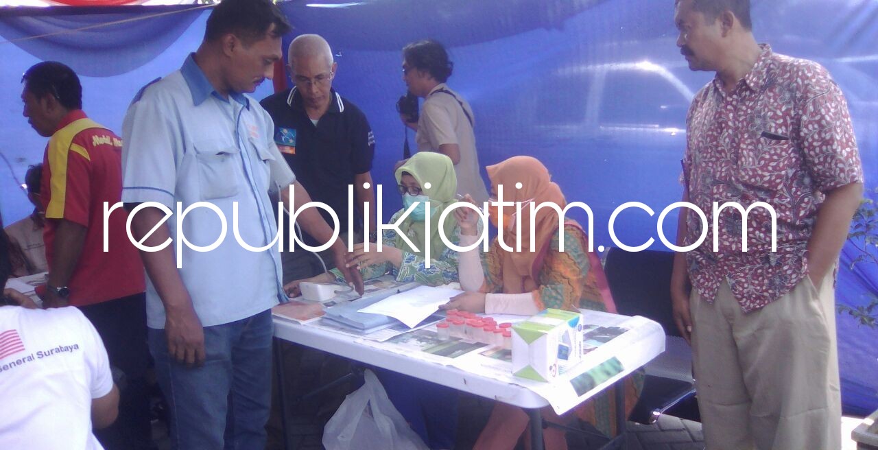 TES URINE - Ratusan sopir bus AKAP dan AKDP di tes urine di terminal Purabaya (Bungurasih) Waru, Sidoarjo untuk menjamin keselamatan para penumpang, Kamis (07/06/2018).