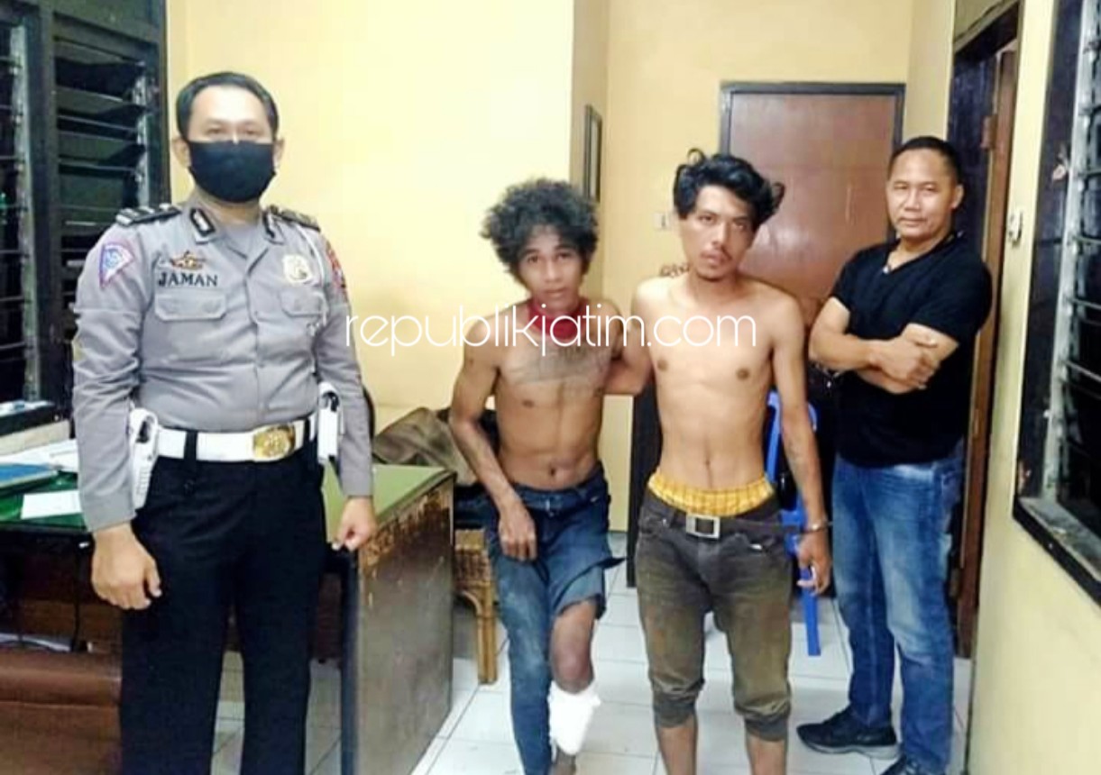 DITEMBAK - Dua tersangka kasus perampasan Hand Phone (HP), Yulio Andre Johan Diaz alias Ambon (ditembak kakinya) dan Wijaya Azliansyah saat diamankan petugas Polresta Sidoarjo, Minggu (07/06/2020).