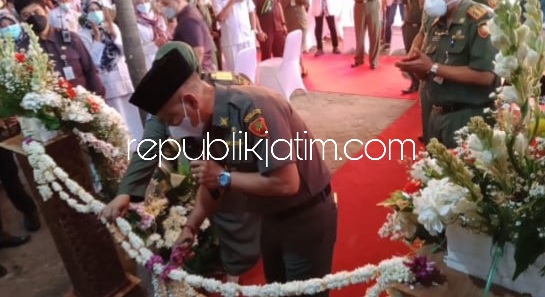 RESMIKAN - Bupati Ponorogo, Sugiri Sancoko didampingi Wabup Lisdyarita memotong pita tanda dibukanya gedung Rawat Inap untuk ODGJ agar tidak ada pasung keluarganya, Senin (07/06/2021).