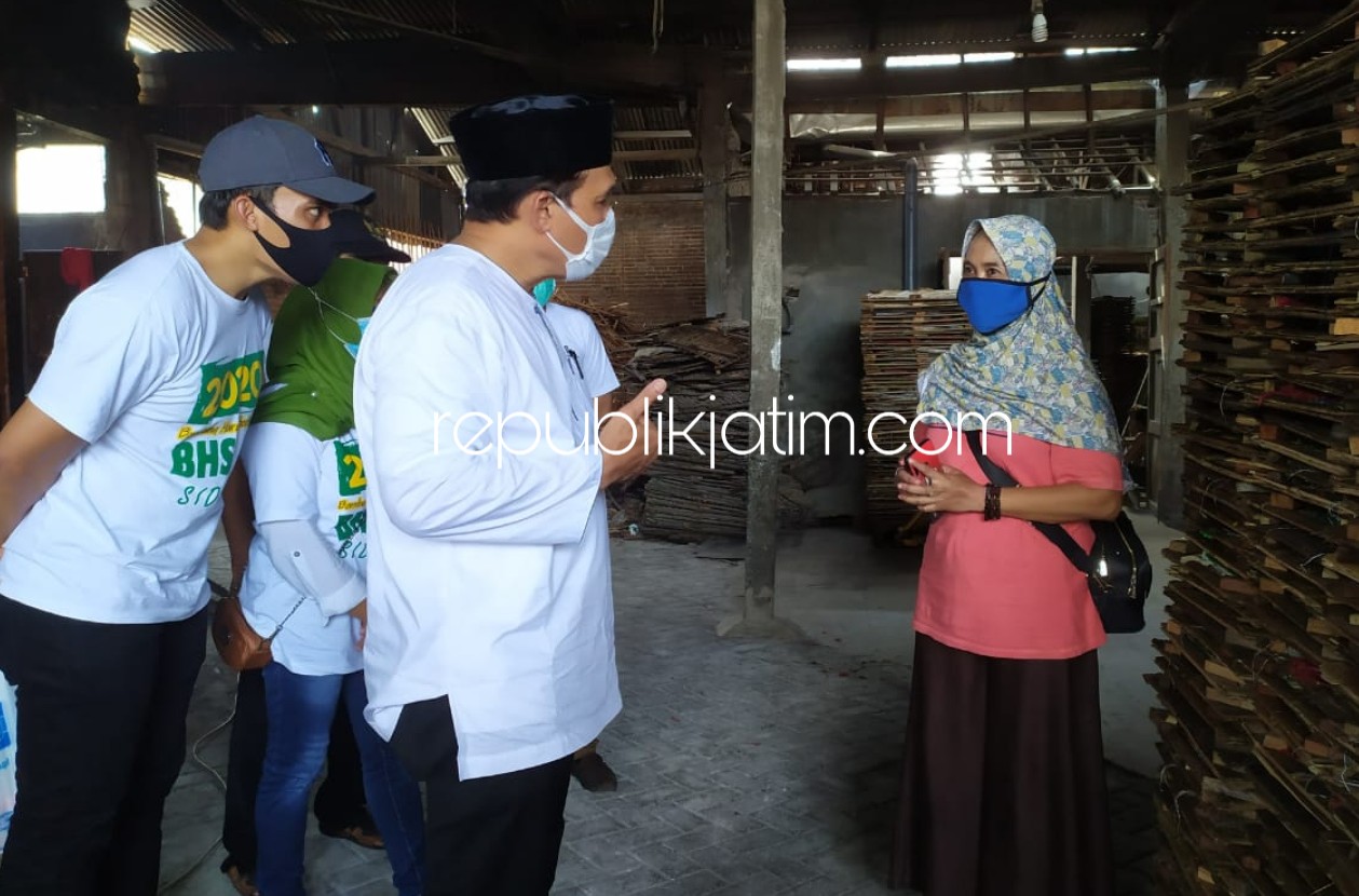 MENGELUH - Pemilik Pabrik Krupuk Gajah Tunggal Desa Mojoruntut, Kecamatan Krembung, Ny Sulistriningsih mengeluh ke Bacabup Sidoarjo, Bambang Haryo Soekartono (BHS) soal Izin Mendirikan Bangunan (IMB) yang belum keluar, Sabtu (06/06/2020).