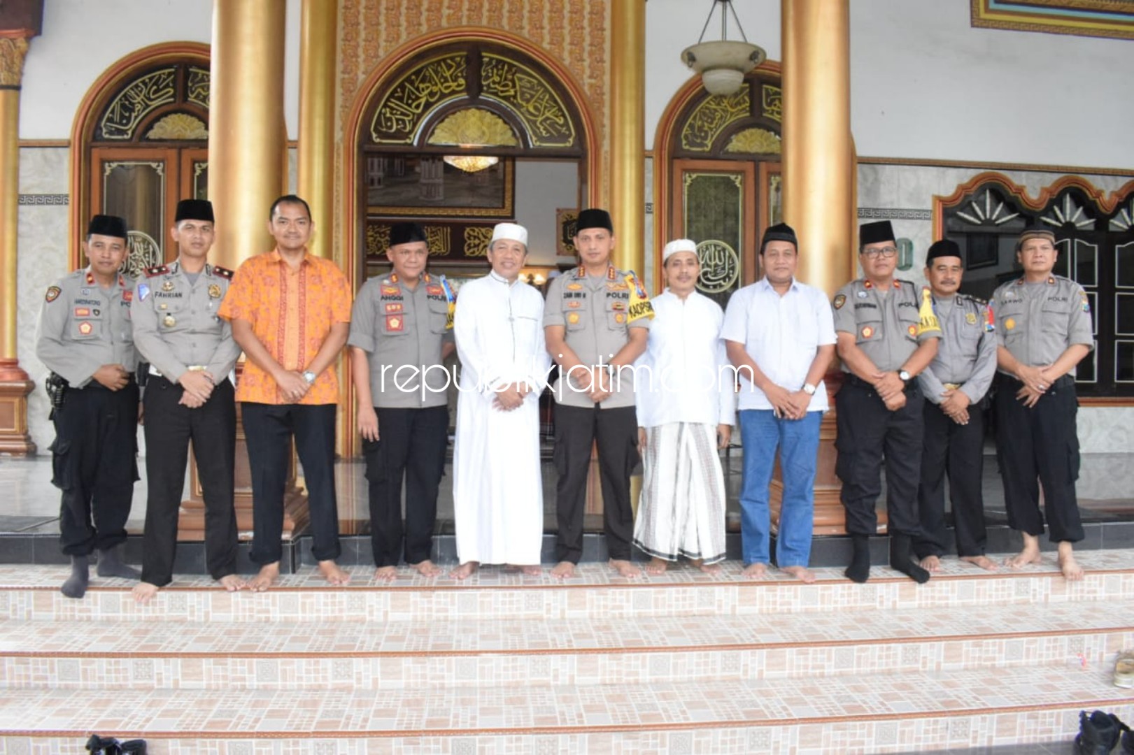 SILATURRAHIM - Kapolresta Sidoarjo, Kombes Pol Zain Dwi Nugroho mengajak jajaran Pejabat Utama (PJU) Polresta Sidoarjo bersilaturrahim dengan para alim ulama di Sidoarjo, Jumat (07/06/2019).