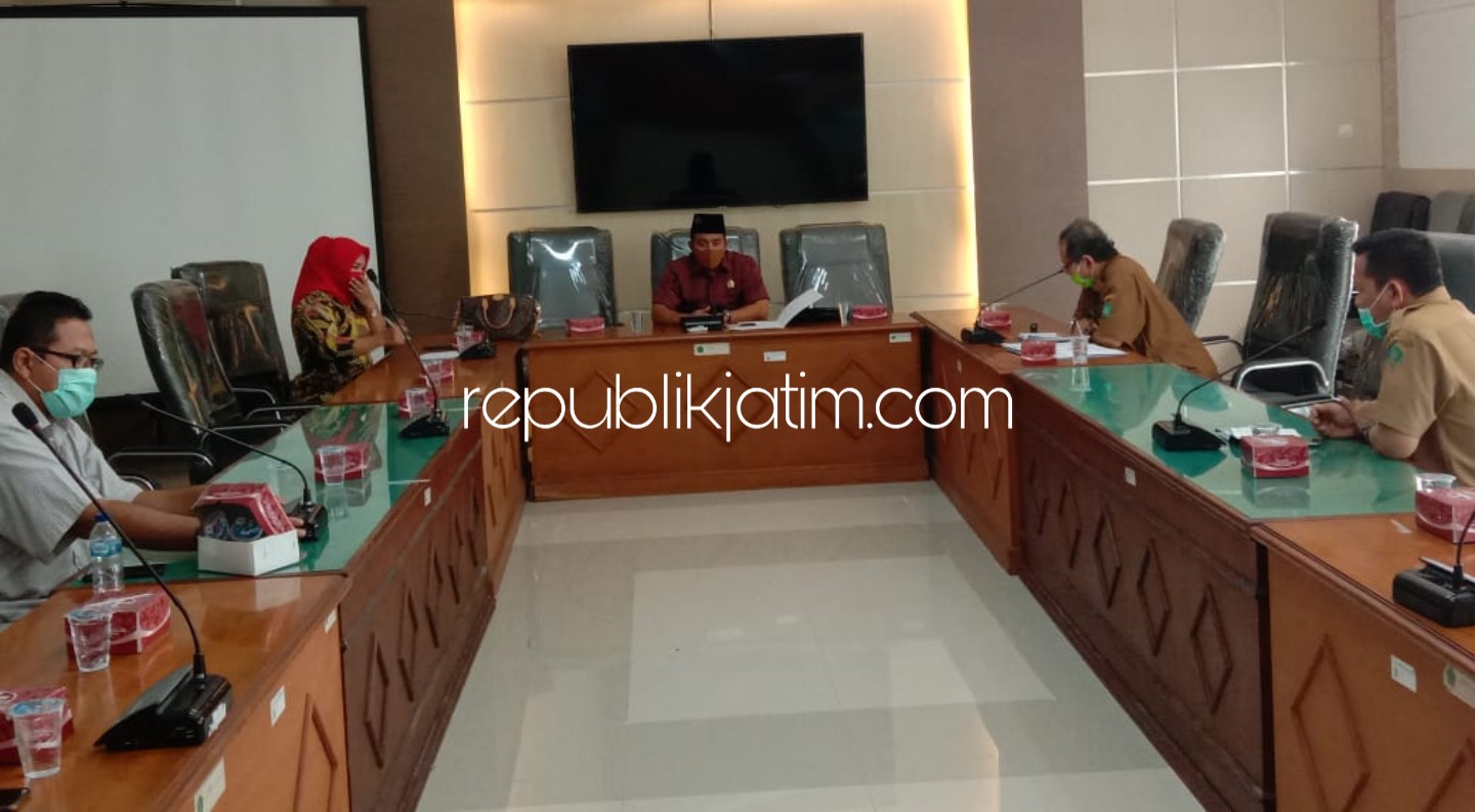 HEARING - Ketua Komisi D DPRD Sidoarjo, M Dhamroni Chudlori memimpin rapat bersama Dinas Sosial (Dinsos) dan Dinas Pemberdayaan Masyarakat dan Desa (Dinas PMD) di Ruang Rapat DPRD Sidoarjo soal validasi data warga miskin, Senin (08/06/2020). 