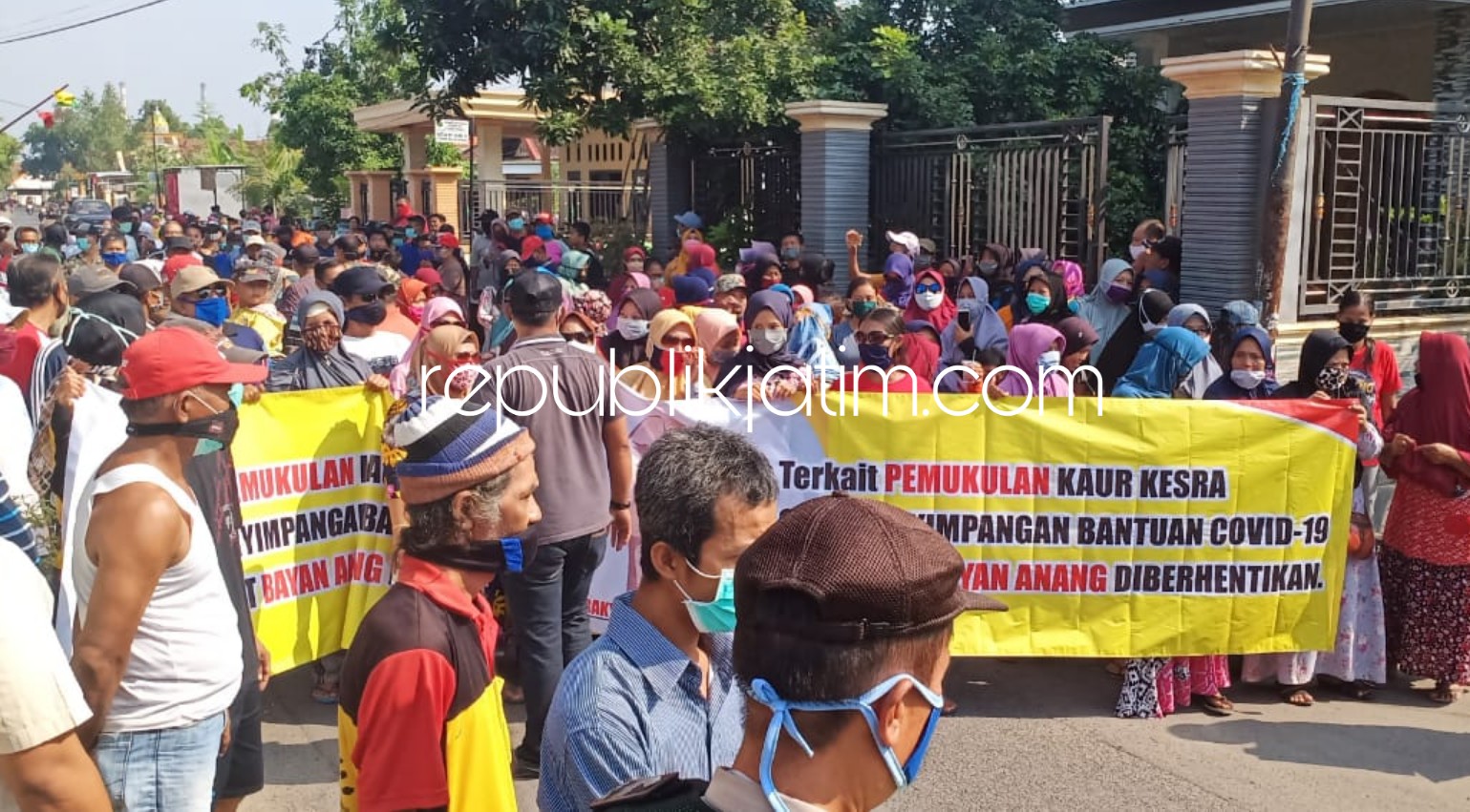 DEMO - Ratusan warga Desa Sebani, Kecamatan Tarik, Sidoarjo menggelar demo soal arogansi perangkat desanya di balai desa setempat, Senin (08/06/2020).