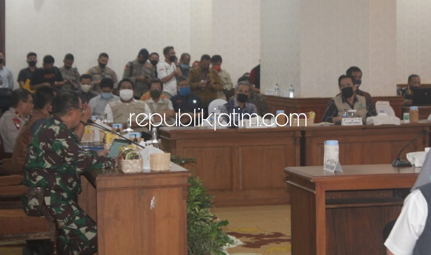 RAKOR - Plt Bupati Sidoarjo, Nur Ahmad Syaifuddin mengusulkan PSBB tak diperpanjang digantikan dengan rencana New Normal saat di Grahadi, Surabaya, Minggu (07/06/2020) malam.