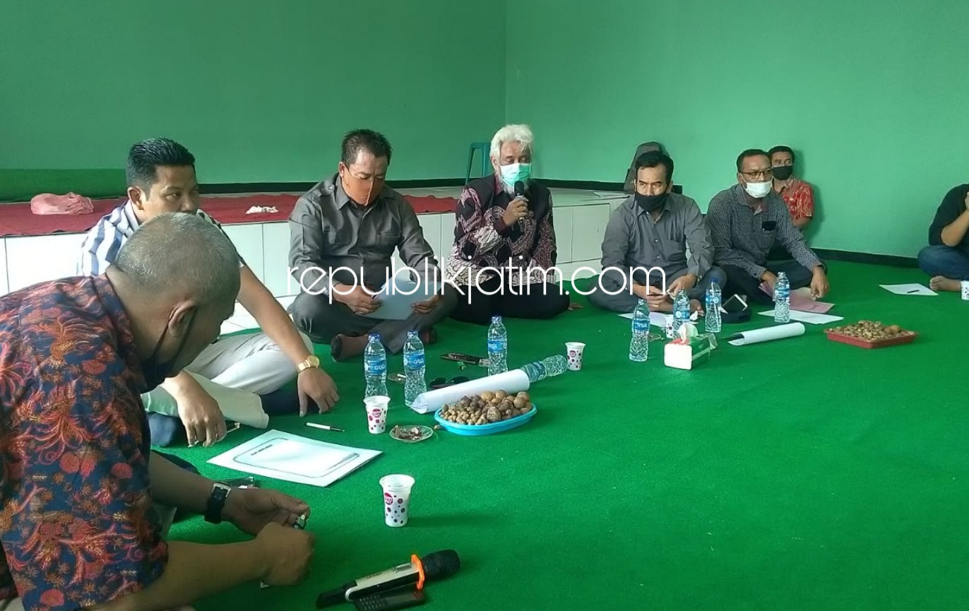 DIALOG - Anggota dan pimpinan Komisi A DPRD Sidoarjo berdialog dengan PMD, FKKD, Forkopimka dan Cakades di Gedung Serbaguna Desa Suwaluh, Kecamatan Balongbendo, Sidoarjo Selasa (09/06/2020).