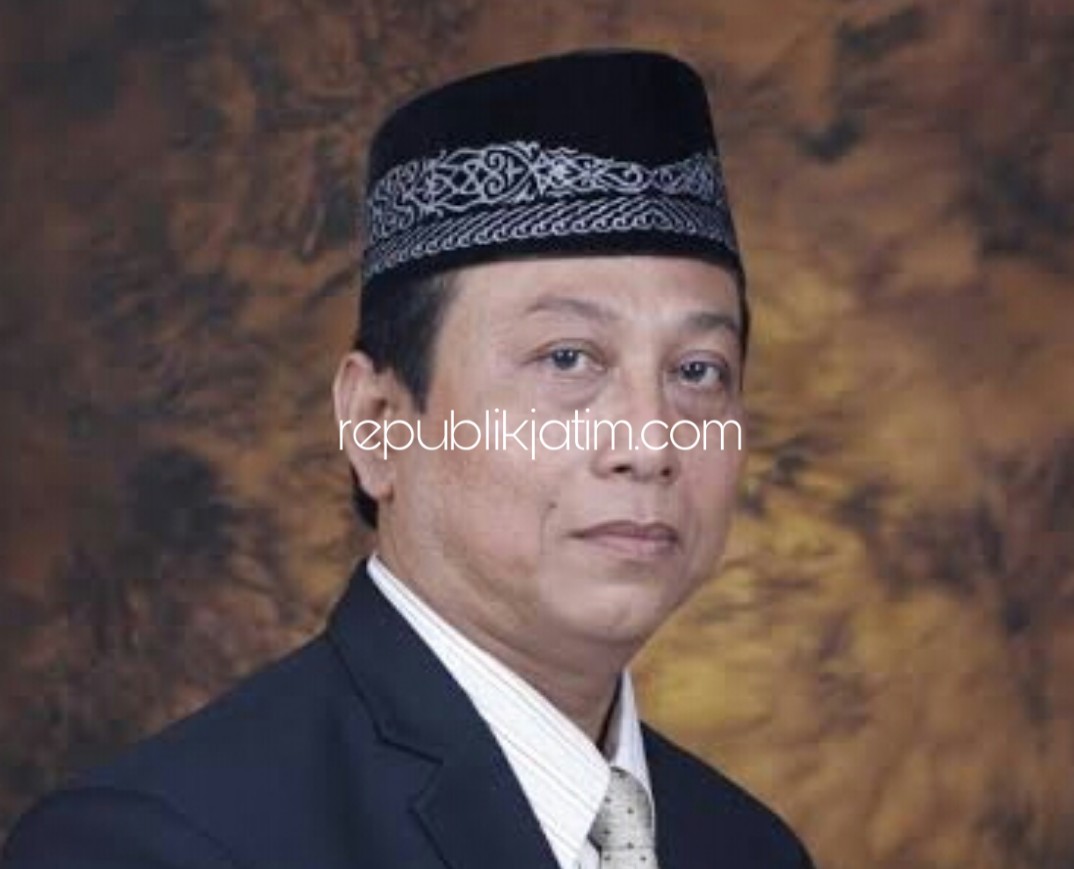 DIMAKAMKAN - Prosesi pemakaman jenazah anggota Komisi C DPRD Sidoarjo yang juga anggota Fraksi PKB, Syaiful Maali di makam keluarga Masjid Kauman Krian, Selasa (09/06/2020) dini hari. Insert foto semasa hidup almarhum menjadi anggota DPRD Sidoarjo.