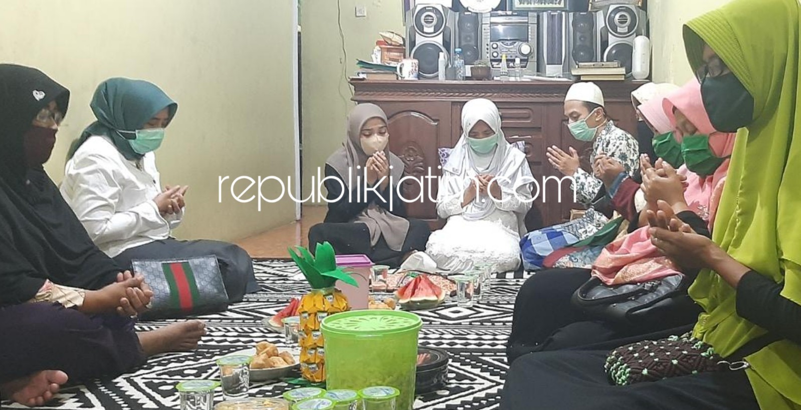 TAKZIAH - Wakil Ketua DPRD Jatim Anik Maslachah takziyah ke rumah duka anggota Komisi C DPRD Sidoarjo, Syaiful Maali yang meninggal dunia, Selasa (09/06/2020).