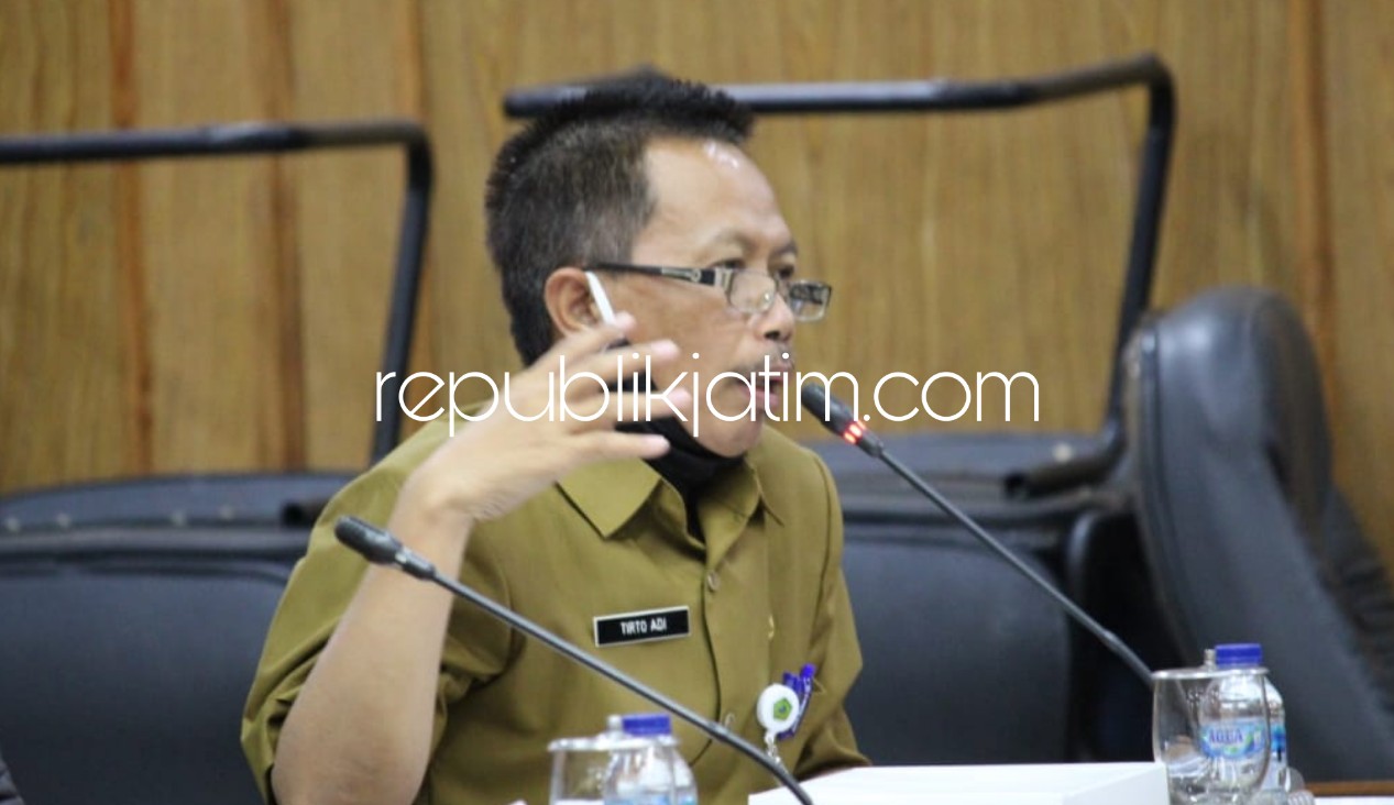 Kepala Dinas Sosial Pemkab Sidoarjo, Tirto Adi saat hearing di DPRD Sidoarjo.