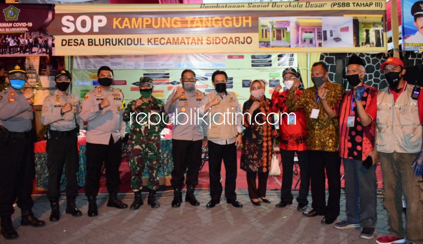 KAMPUNG TANGGUH - Plt Bupati Sidoarjo, Nur Ahmad Syaifuddin dan Kapolresta Sidoarjo, Kombes Pol Sumardji meresmikan Kampung Tangguh Desa Blurukidul, Kecamatan/Kabupaten Sidoarjo, Selasa (09/06/2020) malam.