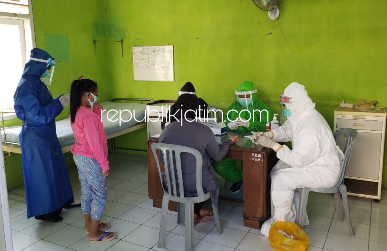 RAPID TEST - Puskesmas Kauman saat menggelar rapid tes untuk warga yang diduga kontak dengan pasien Covid-19 asal Sumoroto dibantu pengamanan dari Polsek Somoroto, Rabu (10/06/2020).