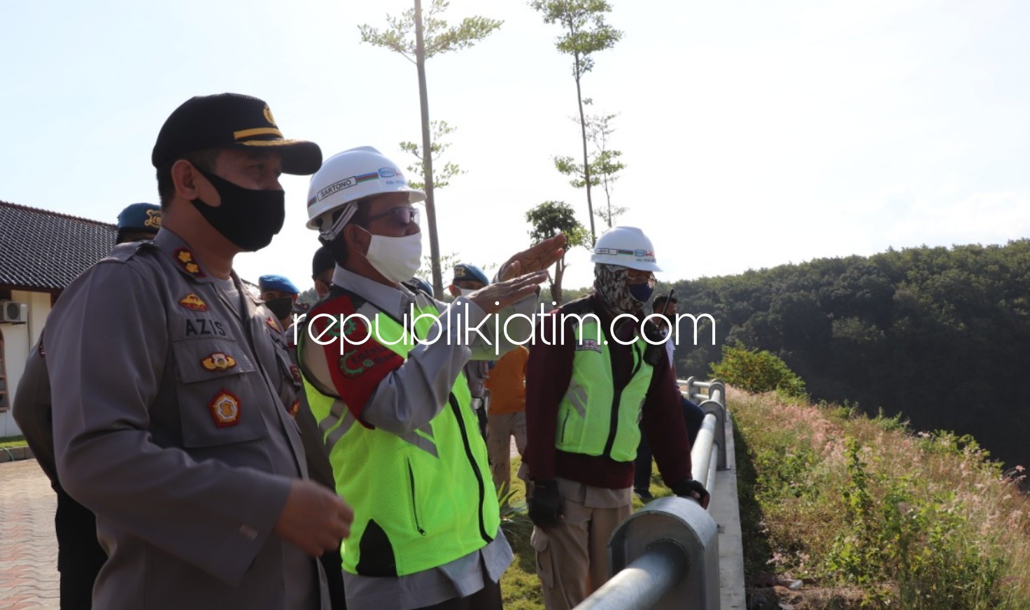 BENDUNGAN- Kapolres Ponorogo, AKBP Mochamad Nur Azis keliling mengecek beberapa lokasi di area proyek Bendungan Bendo Desa Ngindeng, Kecamatan Sawoo didampingi sejumlah pejabat di proyek nasional itu, Rabu (10/06/2020).
