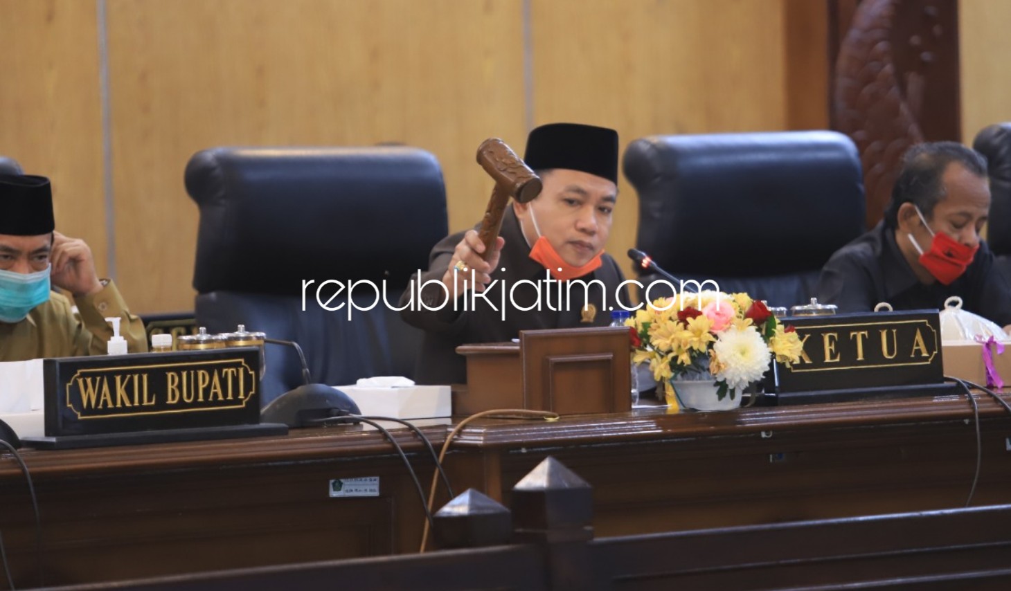 SAHKAN - Ketua DPRD Sidoarjo, Usman mengesahkan Perda Sistem Online Pajak Daerah dalam sidang Paripurna di DPRD Sidoarjo, Kamis (11/06/2020).