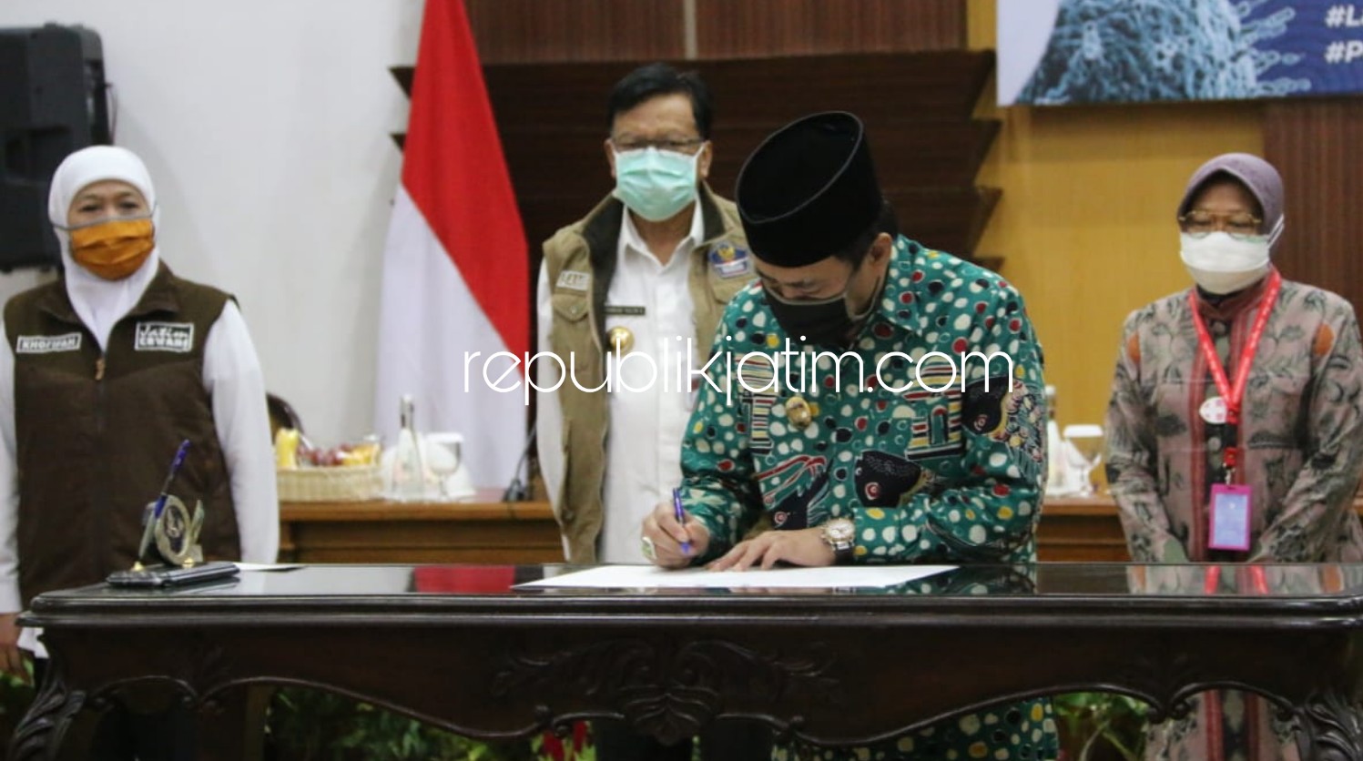 TANDA TANGAN - Plt Bupati Sidoarjo, Nur Ahmad Syaifuddin menandatangani komitmen bersama penanganan Covid-19 di Gedung Negara Grahadi Surabaya, Kamis, (11/06/2020).