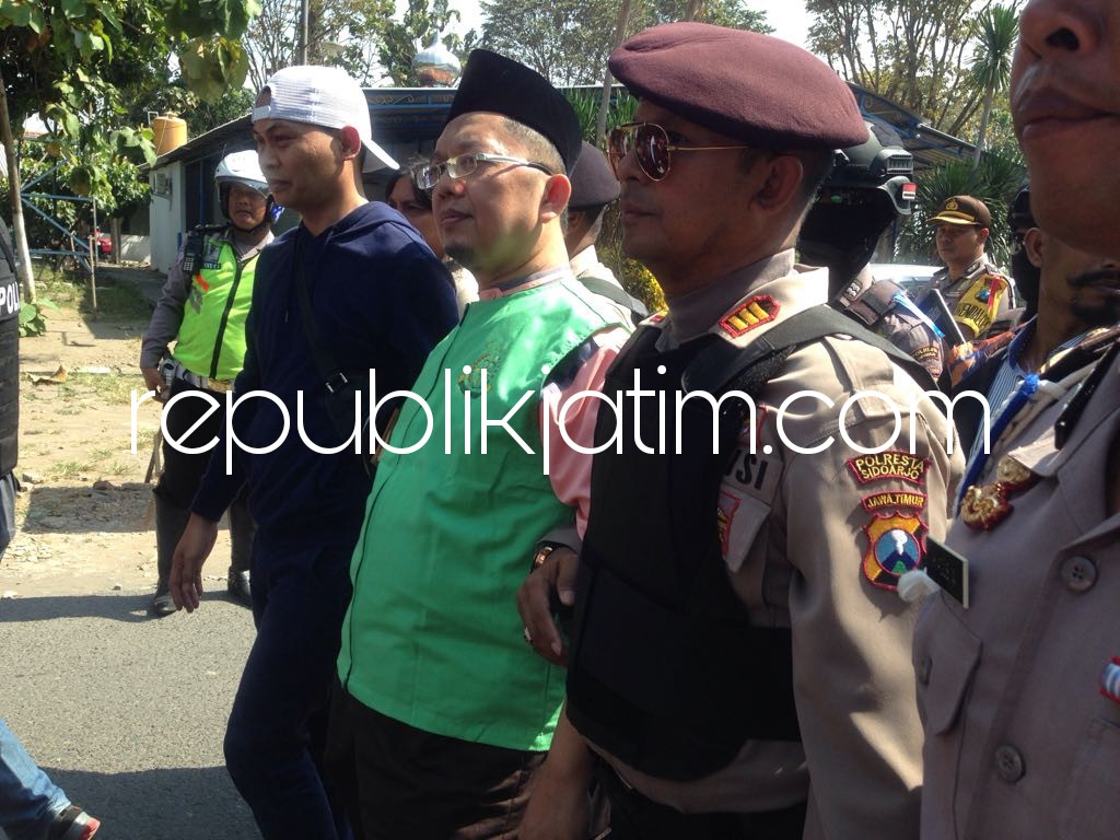 DITAHAN - Ustadz Alfian Tanjung yang divonis 2 tahun penjara ke Lapas Kelas I Surabaya di Porong, Senin (11/06/2018) pagi.