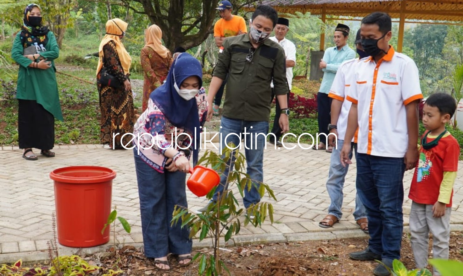 TANAM DURIAN - Direktur Utama PT Agropolis Berkah Nusantara Rully Anwar mendampingi anggota Komisi IV DPR-RI Ema Ummiyatul Chusnah menanam durian di lahan seluas 250 hektar di Wonosalam, Jombang, Jumat (12/06/2020).