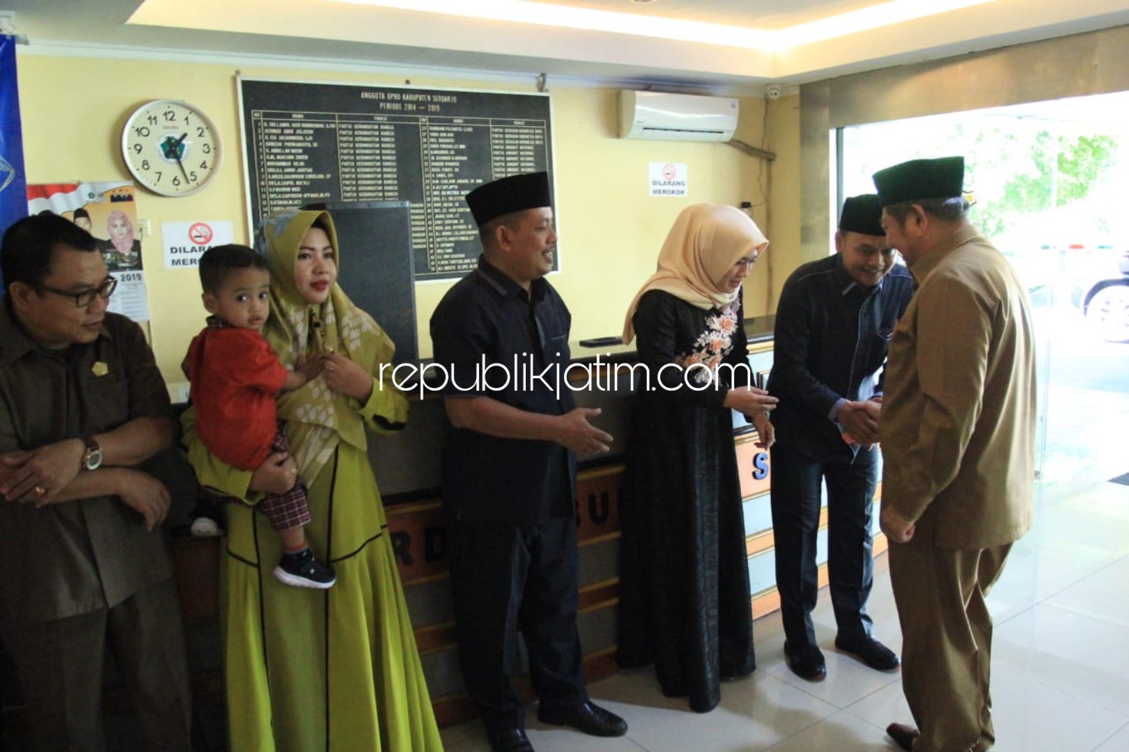 HALAL BIHALAL - Bupati Sidoarjo, Saiful Ilah berjabat tangan dan bersalaman (halal bihalal) dengan Ketua DPRD, Sullamul Hadi Nurmawan, diikuti Forkopimda dan jajaran Kepala OPD di gedung DPRD Sidoarjo, Selasa (11/06/2019).