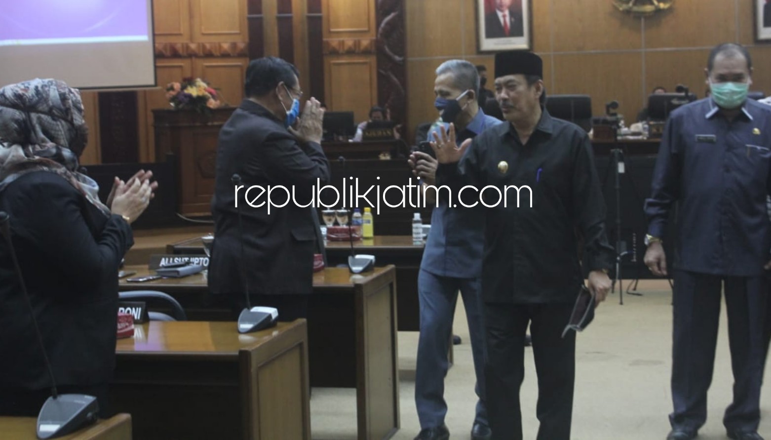 SEPAKAT - Pemkab Sidoarjo menyepakati Raperda Inisiatif Sistem Online Pajak Daerah yang disampaikan Plt Bupati Sidoarjo, Nur Ahmad Syaifuddin dalam Paripurna di gedung DPRD Sidoarjo, Jumat (12/06/2020).