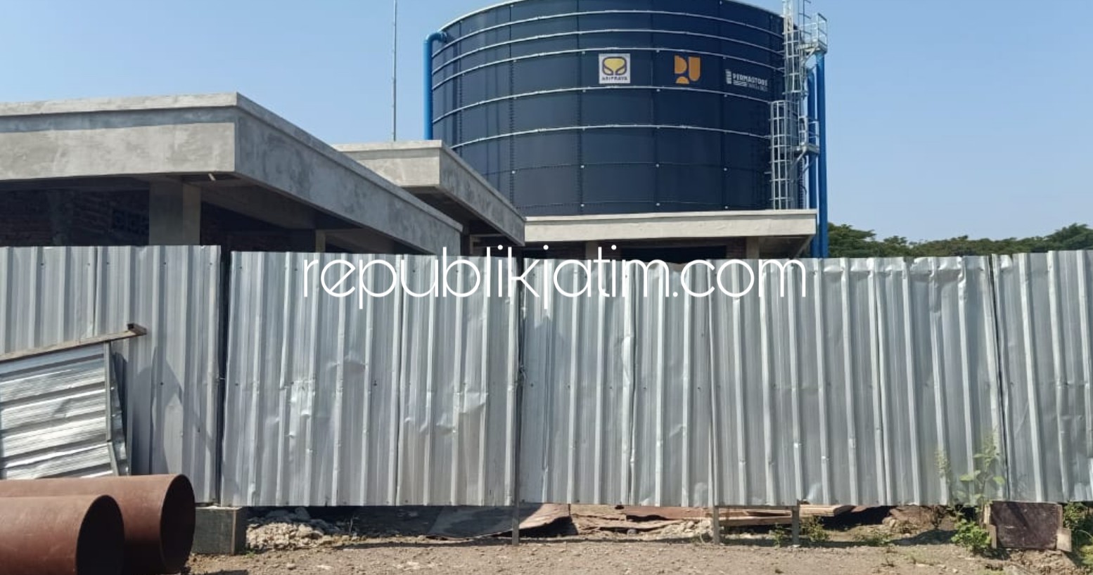 TANPA PENJAGA - Salah satu Tempat Kejadian Perkara (TKP) Proyek SPAM Umbulan di Desa Jumputrejo, Kecamatan Sukodono yang dibobol kawanan pencuri, Jumat (12/06/2020).