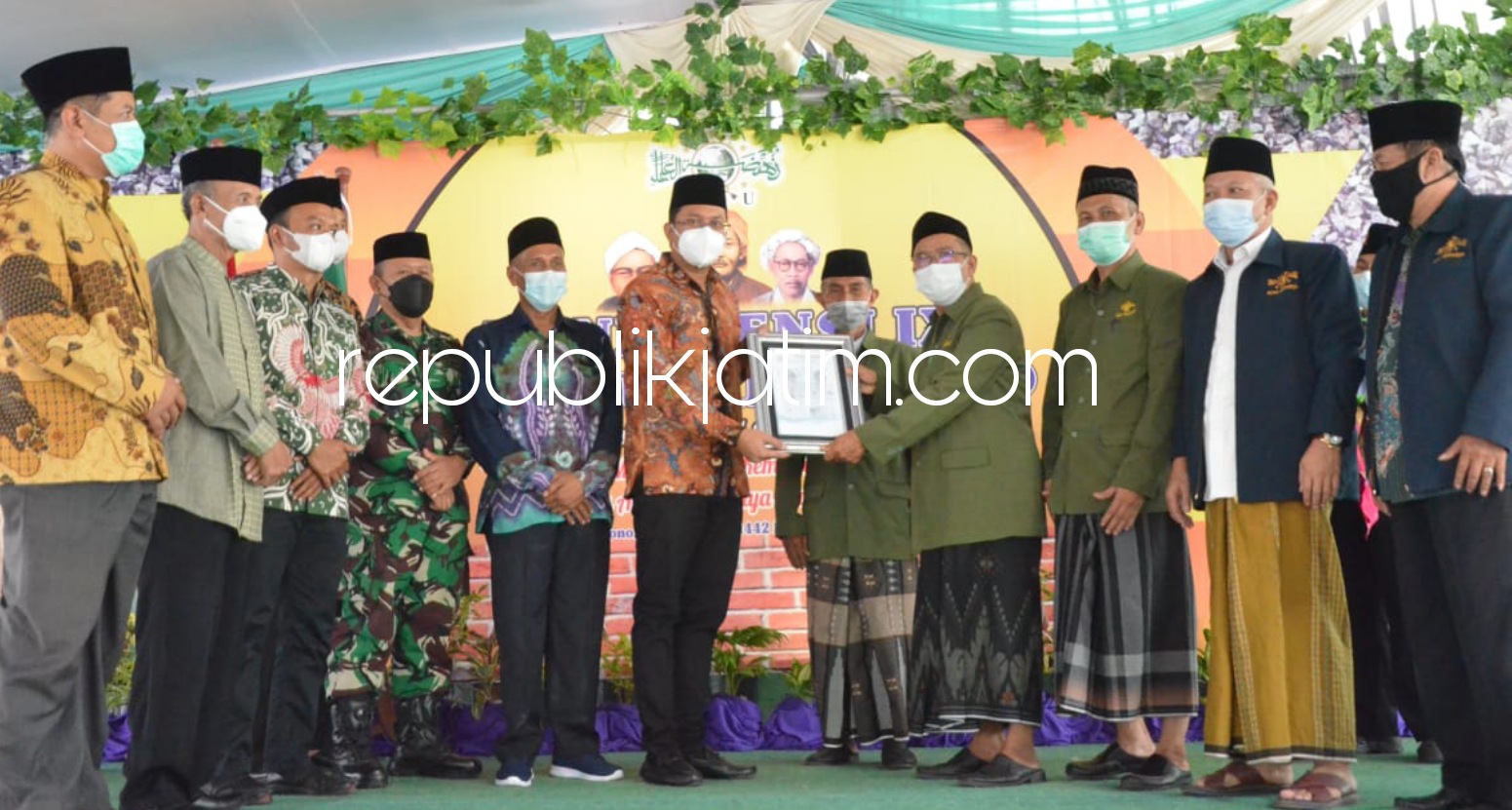 SERAHKAN - Bupati Sidoarjo, Ahmad Muhdlor Ali (Gus Muhdlor) menyerahkan lahan dan jalan saat menyaksikan pembukaan kegiatan Konferensi MWC NU Sukodono, Sidoarjo, Minggu (13/06/2021).