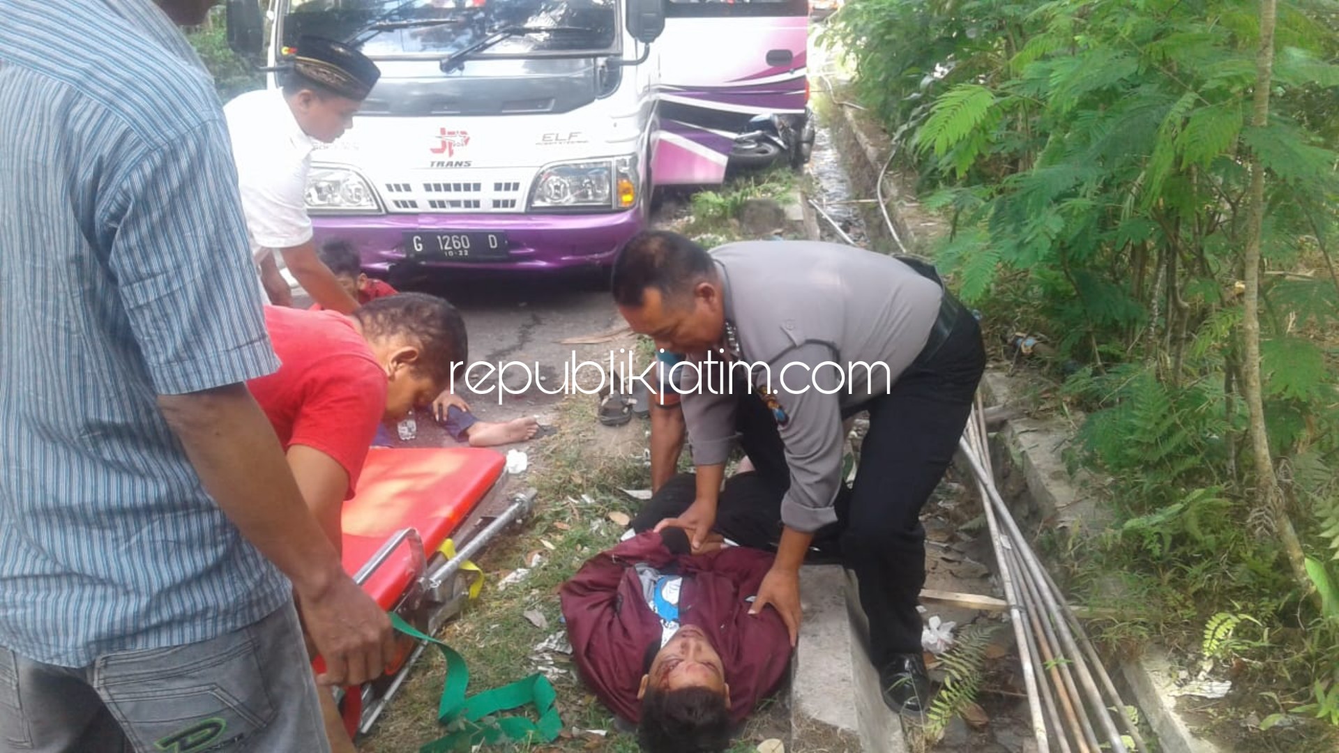 EVAKUASI - Petugas mengevakuasi korban kecelakaan pengendara motor CB untuk dibawa ke rumah sakit agar segera mendapatkan perawatan tim medis, Rabu (12/06/2019).