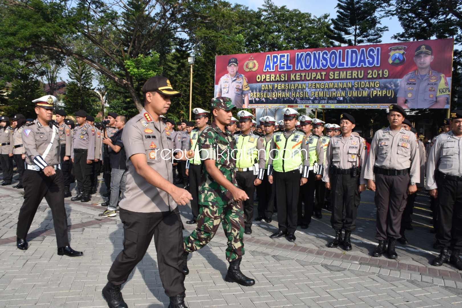 CEK PERSONIL - Kapolresta Sidoarjo, Kombes Pol Zain Dwi Nugroho mengecek kesiapan personil saat Apel Konsolidasi Operasi Ketupat Semeru 2019 dan Persiapan Pengamanan Sidang Perselisihan Hasil Pemilihan Umum (PHPU) di Polresta Sidoarjo, Kamis (13/06/2019).