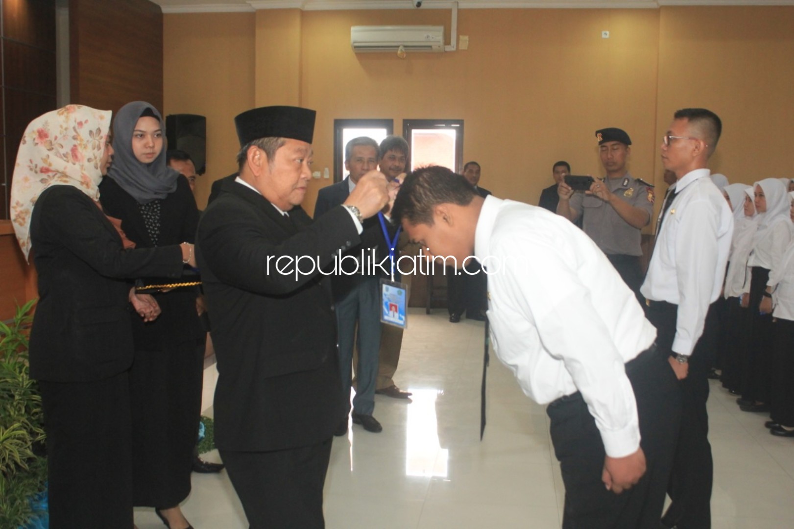 PERTAHANKAN - Bupati Sidoarjo, Saiful Ilah meminta 80 CPNS Pemkab Sidoarjo yang mengikuti Pelatihan Dasar CPNS golongan III di aula Badan Kepegawaian Daerah (BKD) Pemkab Sidoarjo mempertahankan capaian kinerja, Kamis, (13/06/2019).