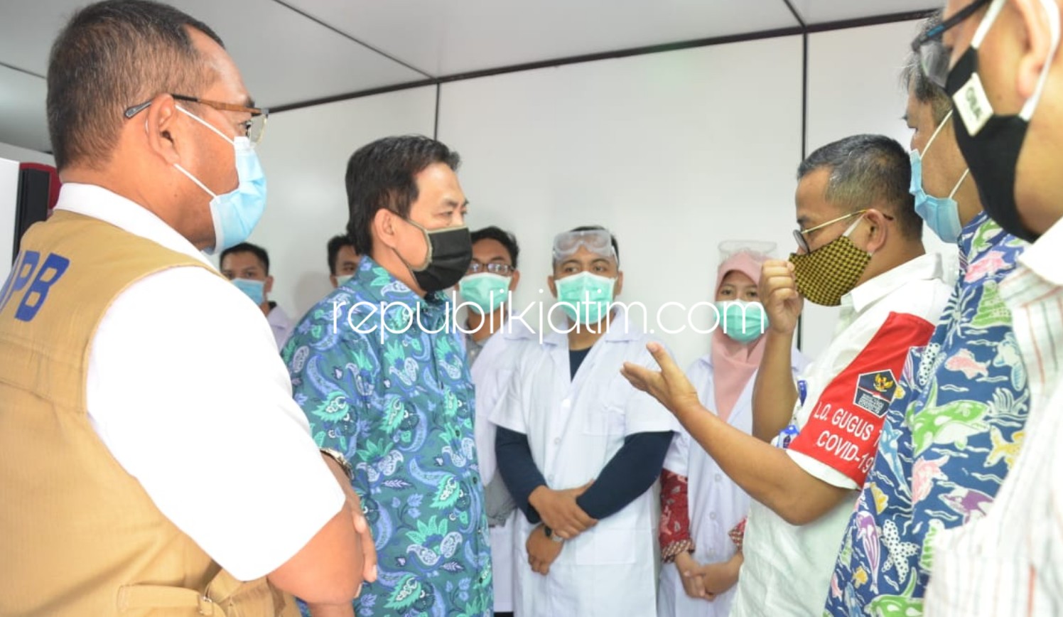 BANTUAN - Liaison Officer (LO) Gugus Tugas Covid 19 Pusat Mayjend TNI (P) Eko Budi S dan Mayjend (R) Gatot Triswanto didampingi Plt Bupati Sidoarjo, Nur Ahmad Syaifudin melihat keberadaan alat swab bantuan BNPB di GOR Sidoarjo, Sabtu (13/06/2020).