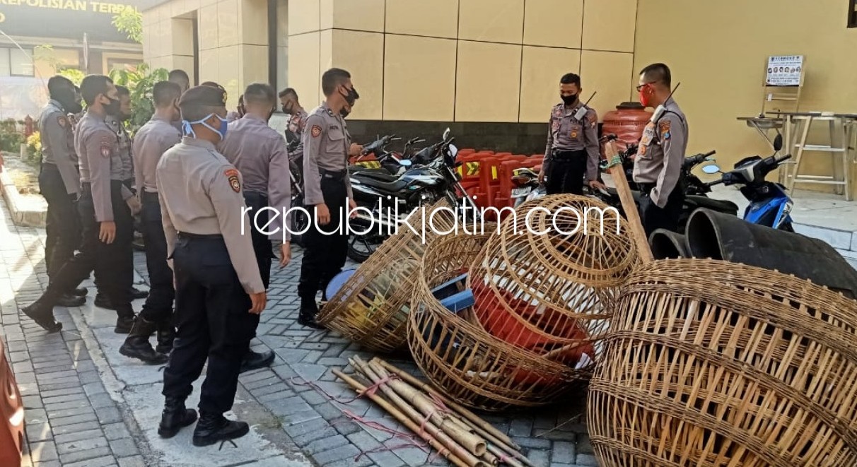 GREBEK - Sejumlah petugas Satuan Sabhara Polresta Sidoarjo menggrebek arena judi sabung ayam di Dusun Duren Risen, Desa Glagaharum, Kecamatan Porong, Sidoarjo dengan amankan para penjudi dan sejumlah barang buktinya, Sabtu (13/06/2020).