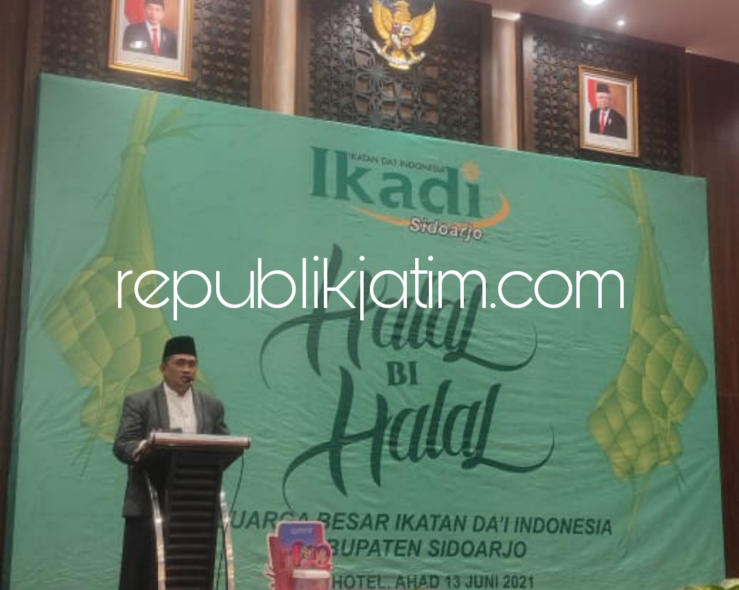 HALAL BIHALAL - Ketua Ikadi Sidoarjo, Agus Yunib Anwaruddin memberi paparan soal halal bihalal dan launching Kajian Berkah Pagi Ikadi Sidoarjo di Fave Hotel Sidoarjo, Minggu (13/06/2021).