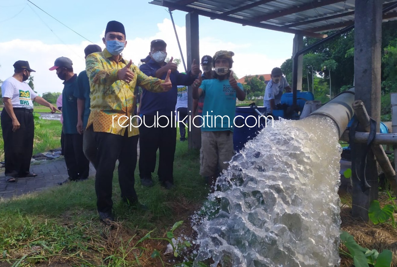 BANTUAN - Bacabup Sidoarjo, Bambang Haryo Soekartono (BHS) menyerahkan bantuan perbaikan mesin pompa kepada kelompok tani Lohjinawi Dusun Semambung, Desa Sambungrejo, Kecamatan Sukodono, Sidoarjo, Senin (15/06/2020).