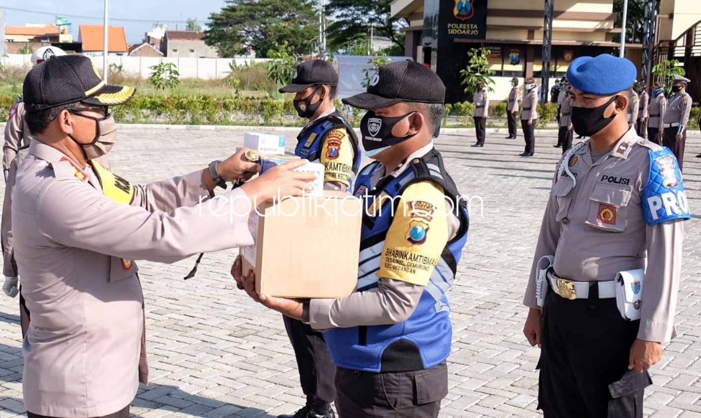 BANTUAN - Kapolresta Sidoarjo, Kombes Pol Sumardji menyerahkan bantua sembako dalam menyambut Hari Bhayangkara ke 74 di halaman Polresta Sidoarjo, Senin (15/06/2020).