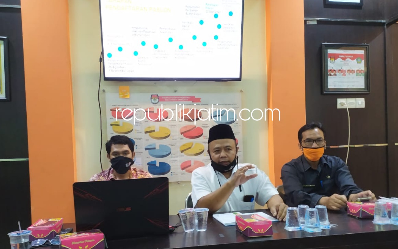 KETERANGAN - Ketua KPU Sidoarjo, M Iskak didampingi salah seorang Komisioner KPU, Fauzan Adhim dan Sekretaris KPU Sidoarjo, Sulaiman memberikan keterangan soal tahapan Pilkada Sidoarjo yang bakal digelar 9 Desember 2020 mendatang, Selasa (16/06/2020).