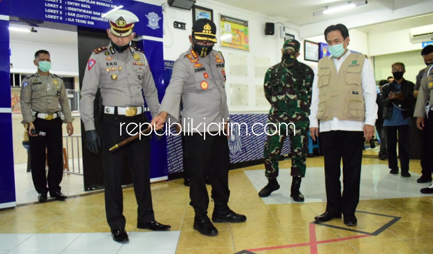 LAUNCHING - Plt Bupati Sidoarjo, Nur Ahmad Syaifuddin bersama Kapolresta Sidoarjo Kombes Pol Sumardji dan Dandim 0816 Sidoarjo, Letkol Inf Muhammad Iswan Nusi saat melaunching Satpas Tangguh Semeru Polresta Sidoarjo, Rabu (17/06/2020).