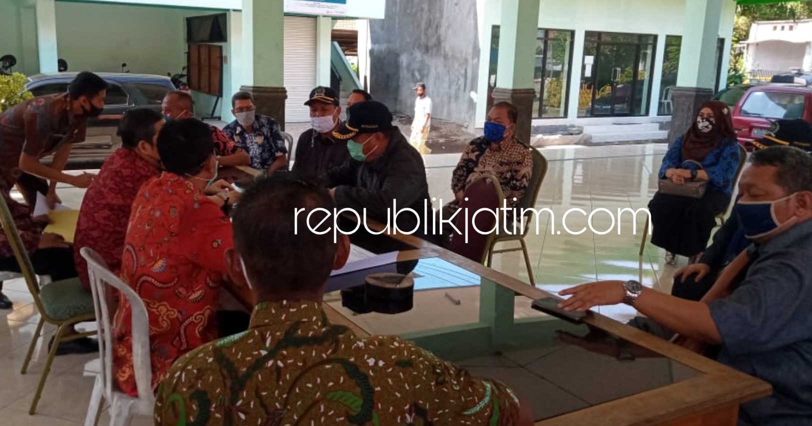 KELUHAN - Anggota dan pimpinan Komisi C DPRD Sidoarjo sidak ke Desa Prasung, Kecamatan Buduran, Sidoarjo untuk memastikan keluhan soal proyek jalan beton di kampung itu, Selasa (16/06/2020).