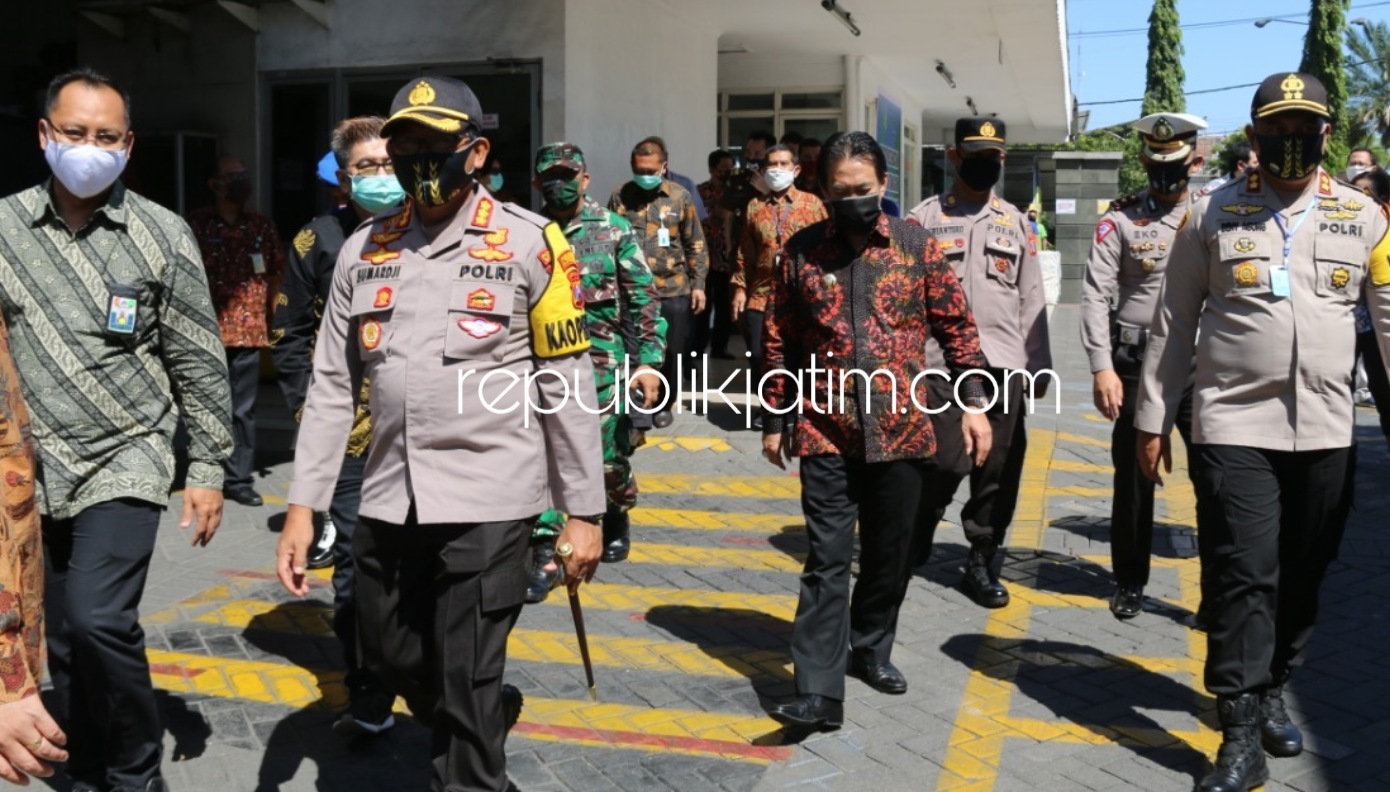 INDUSTRI TANGGUH - Plt Bupati Sidoarjo, Nur Ahmad Syaifuddin dan Kapolresta Sidoarjo, Kombes Pol Sumardji mencanangkan Industri Tangguh di PT Mega Surya Desa Tambaksawah, Kecamatan Waru, Sidoarjo, Kamis (18/06/2020).
