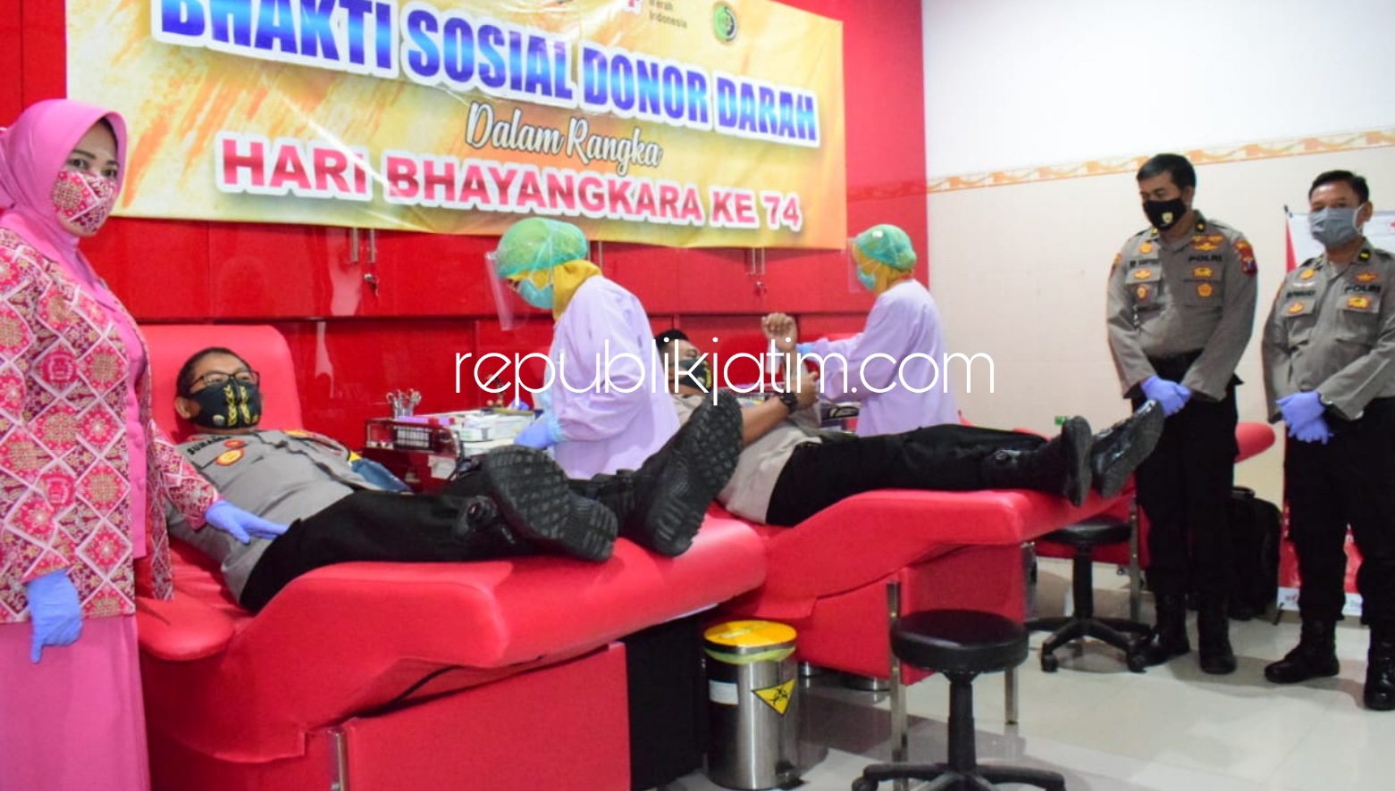 DONOR - Kapolresta Sidoarjo, Kombes Pol Sumardji mengikuti donor darah saat acara memperingati Hari Bhayangkara ke74 tahun 2020 di Polresta Sidoarjo, Kamis (18/06/2020).