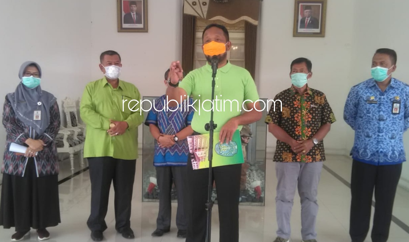KABAR DUKA - Bupati Ponorogo Ipong Muchlissoni mengumumkan seorang PDP meninggal dunia, Rabu (17/06/2020). 