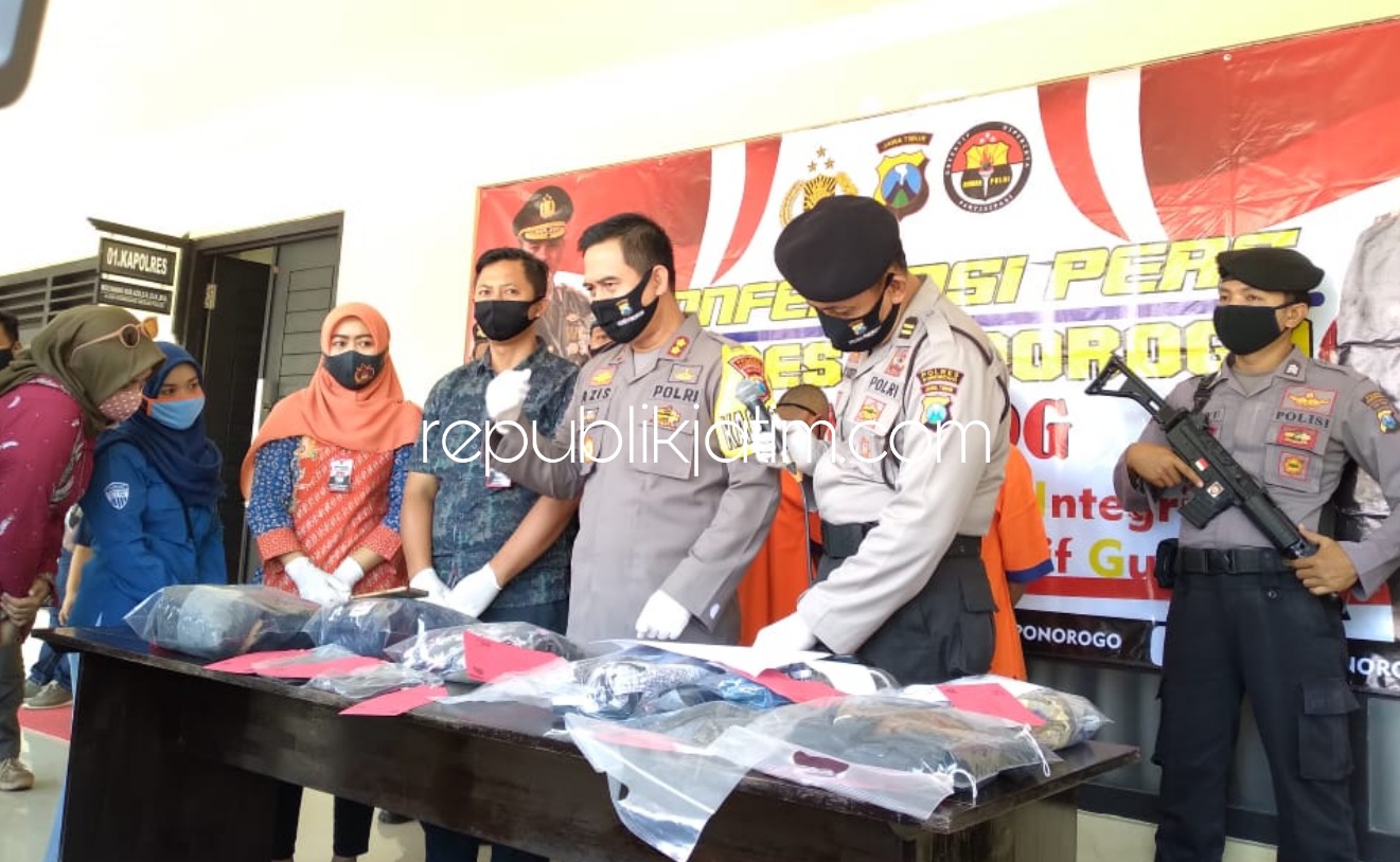 SODOMI - Kapolres Ponorogo AKBP Mochamad Nur Aziz didampingi Kasat Reskrim AKP Hendi Septiadi saat press rillis kasus pencabulan sesama jenis (sodomi) di Polres Ponorogo dan tersangka saat digelandang petugas, Jumat (19/06/2020).