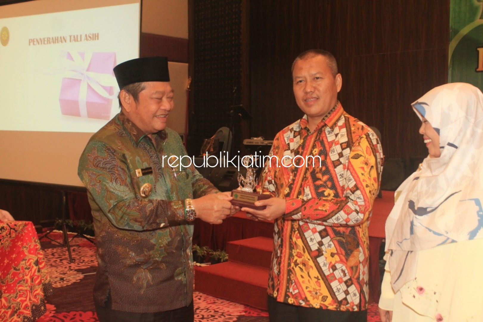 KENANGAN - Bupati Sidoarjo, Saiful Ilah memberikan kenang-kenangan kepada mantan Ketua Pengadilan Agama Sidoarjo, Dr Mohamad Jumhari dalam acara pisah sambut di Favehotel Sidoarjo, Rabu (19/06/2019).