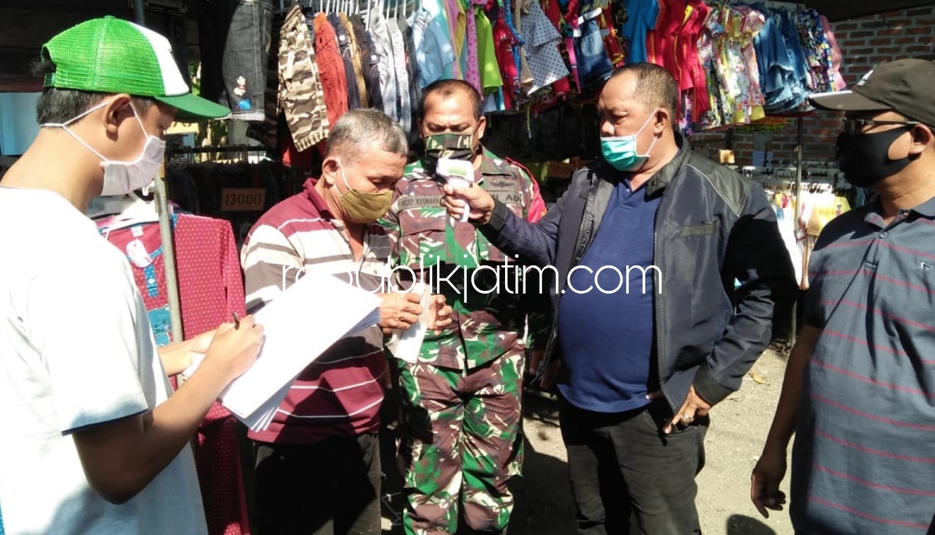 CEK - Kades Jogosatru, Kecamatan Sukodono, Sugito beserta stafnya mengecek suhu tubuh para pedagang Pasar Legi menggunakan thermogun sebagai upaya pencegahan penyebaran Covid-19, Jumat (19/06/2020).