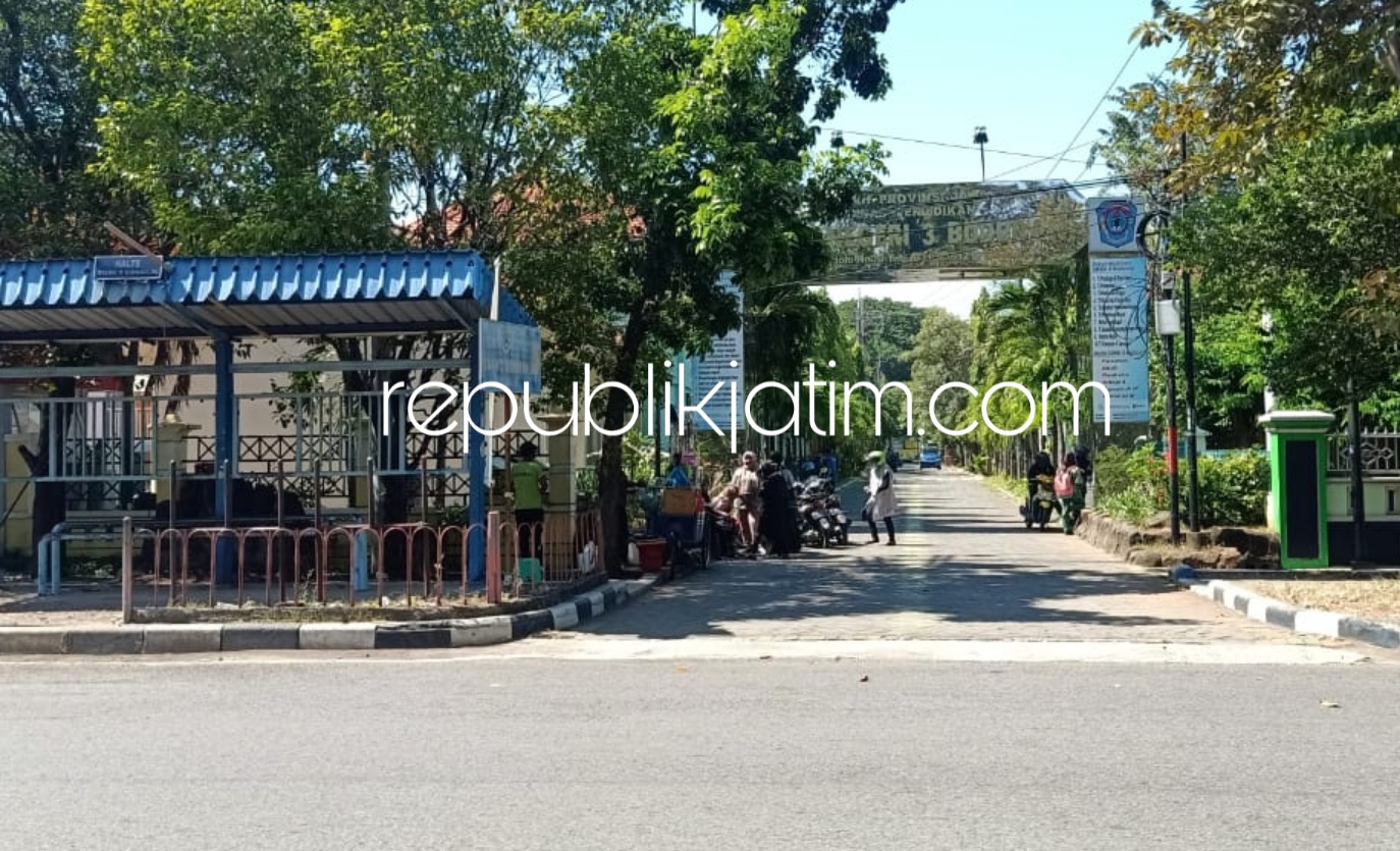 TKP - Berawal korban COD pembelian HP dengan TKP di depan SMKN 3 Buduran ini hingga akhirnya HP dan motor korban digondol pelaku perampasan, Jumat (19/06/2020).
