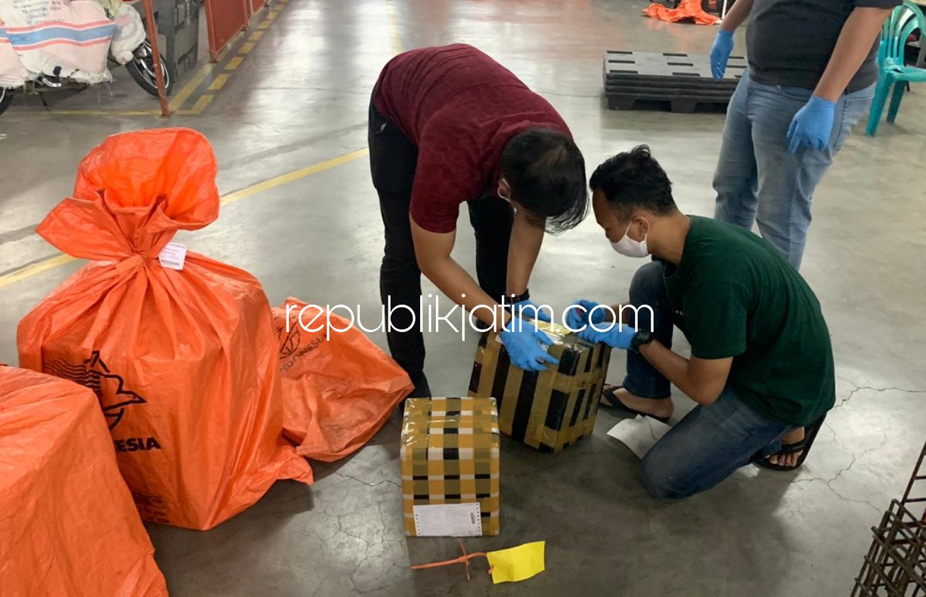 AMANKAN - Petugas KPP Bea Cukai Juanda mengamankan 540.230 batang rokok illegal terdiri dari 35 merek yang diamankan dari salah satu Kantor Pos kemarin.