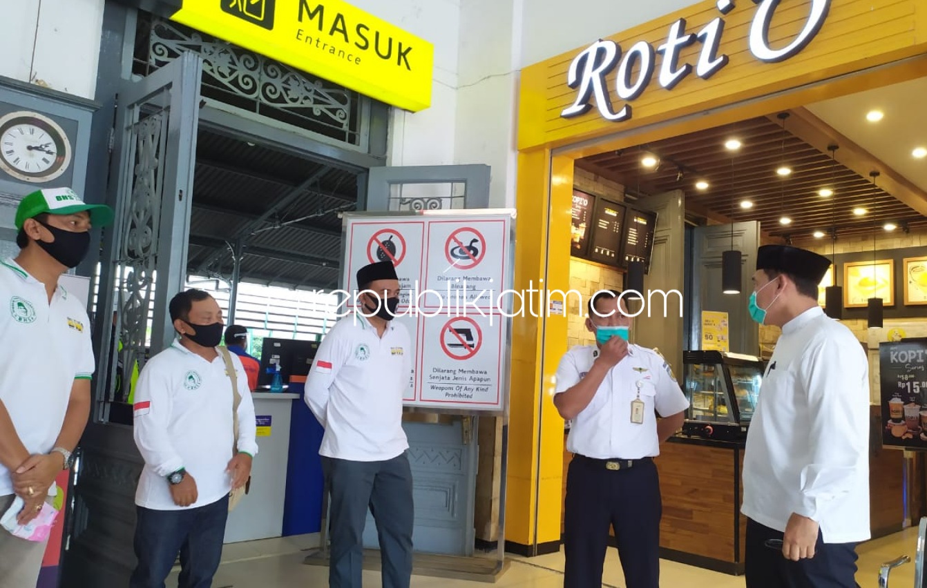 DIALOG - Bacabup Sidoarjo, Bambang Haryo Soekartono (BHS) berdialog dengan Kepala Stasiun Sidoarjo, Suryo Purwoko soal rencana program Central Stasion (Stasiun Terpadu) untuk pengembangan perekonomian di Sidoarjo, Sabtu (20/06/2020).