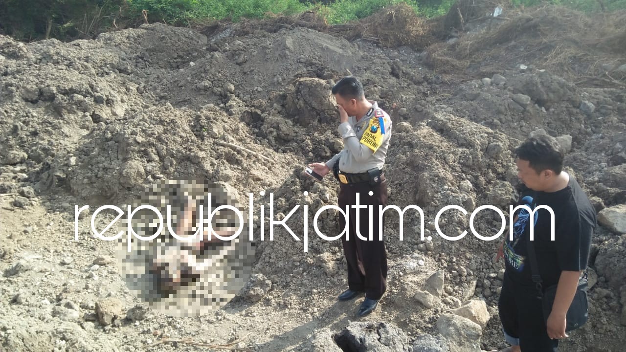 MAYAT - Kapolsek Porong, Kompol Adrial melihat kondisi mayat pria yang ditemukan di lokasi penambangan, Rabu (20/06/2018).