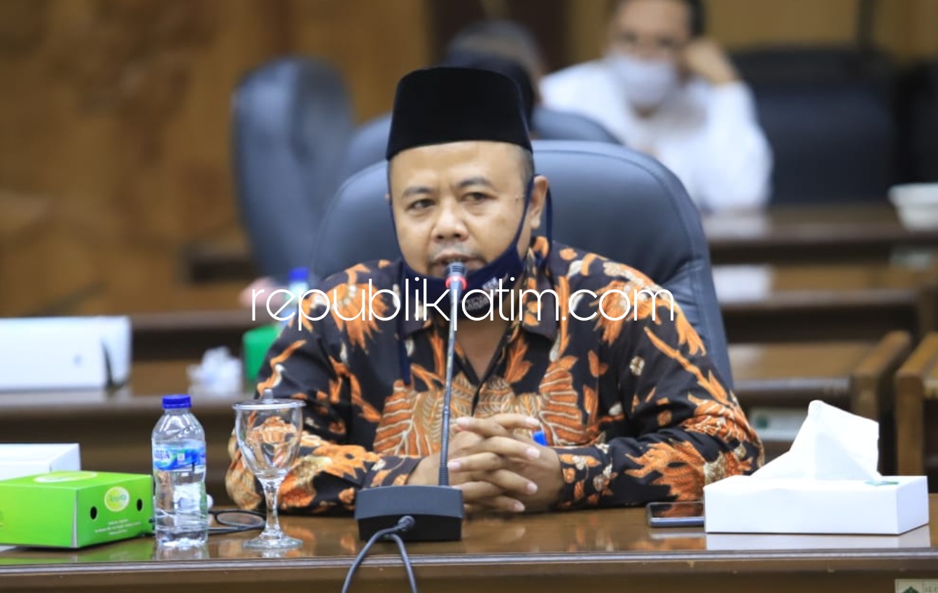PAPARAN - Ketua KPU Sidoarjo M Iskak memberikan paparan soal Permendagri Nomor 41 Tahun 2020 saat hearing dengan Komisi A DPRD Sidoarjo, Jumat (19/06/2020) sore.