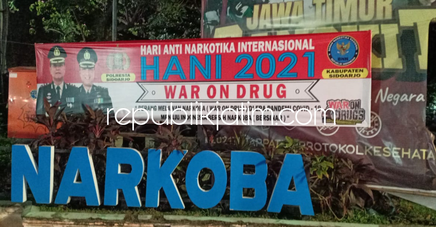 PERANG - Jelang peringatan Hari Anti Narkotika Internasional (HANI) 2021 Polresta Sidoarjo memasang banner perang terhadap peredaran narkoba, Senin (21/06/2021).