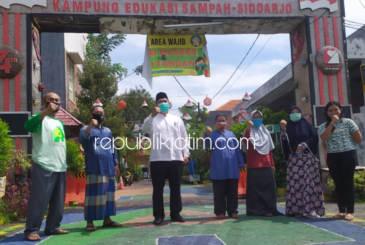 PAPARAN - Penggerak Kampung Edukasi Sampah dan warga memberi penjelasan kelebihan RT 23 RW 07, Kelurahan Sekardangan, Sidoarjo kepada Bacabup Bambang Haryo Soekartono dan timnya soal pengolahan sampah dan sistem keamanan digital, Sabtu (20/06/2020).