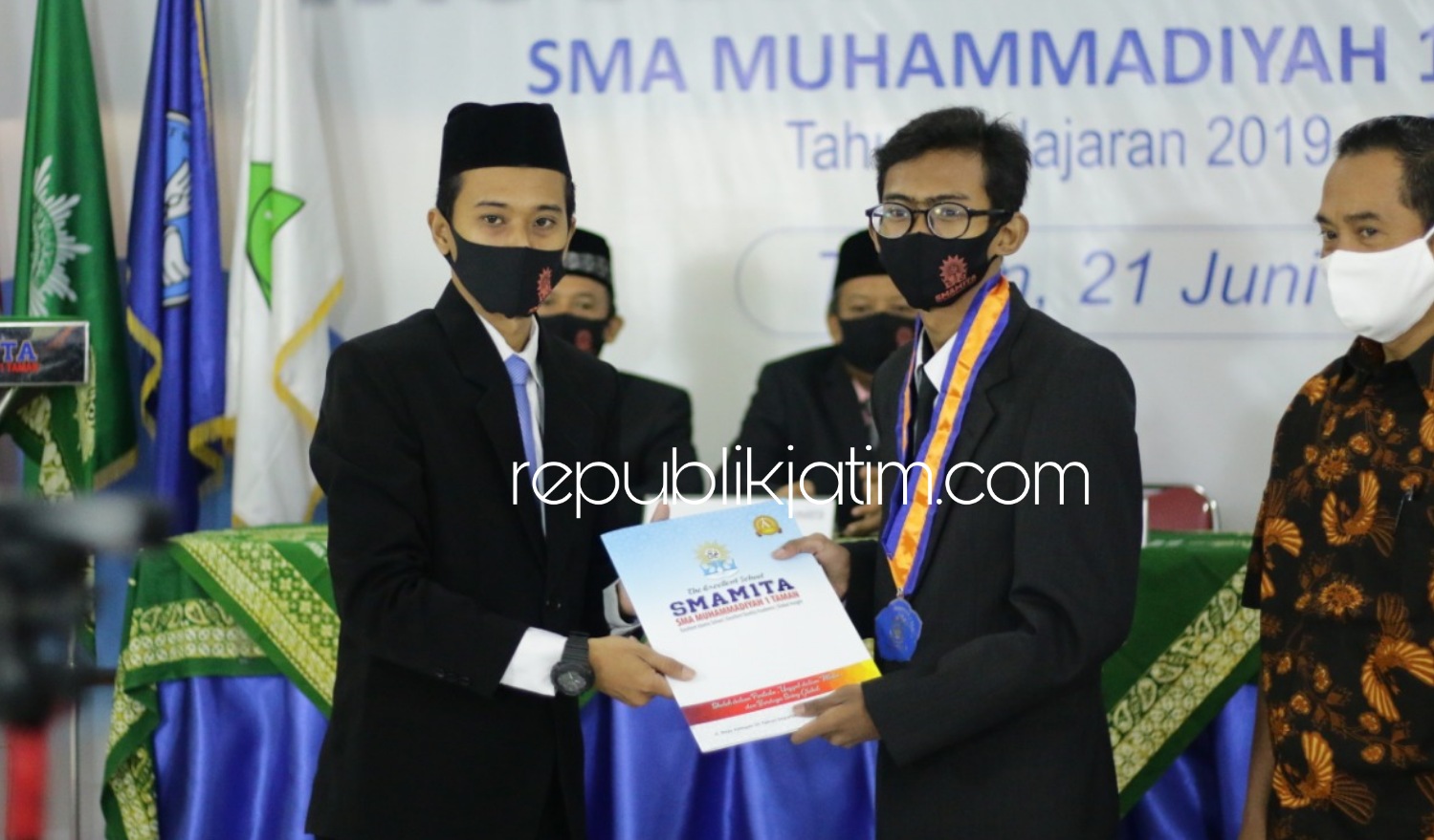 WISUDA - Inilah prosesi wisuda 162 siswa dan siswi Smamita, Sidoarjo di tengah pandemi Covid-19, Minggu (21/06/2020).