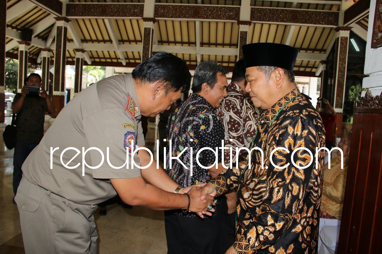 HALAL BIHALAL - Ratusan PNS dan pegawai BUMD mengikuti acara halal bihalal yang digelar di Pendopo Delta Wibawa Sidoarjo bersama Bupati dan Wakil Bupati Sidoarjo, Kamis (21/06/2018).